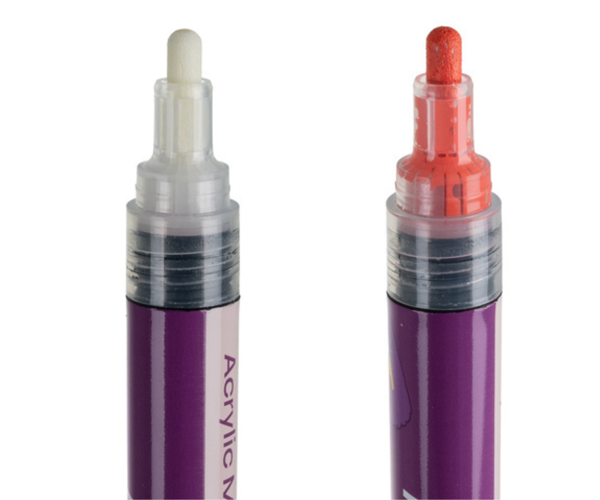 Maaleo akrüülmarkeritega kaunistatud tass ja paberile joonistatud muster.