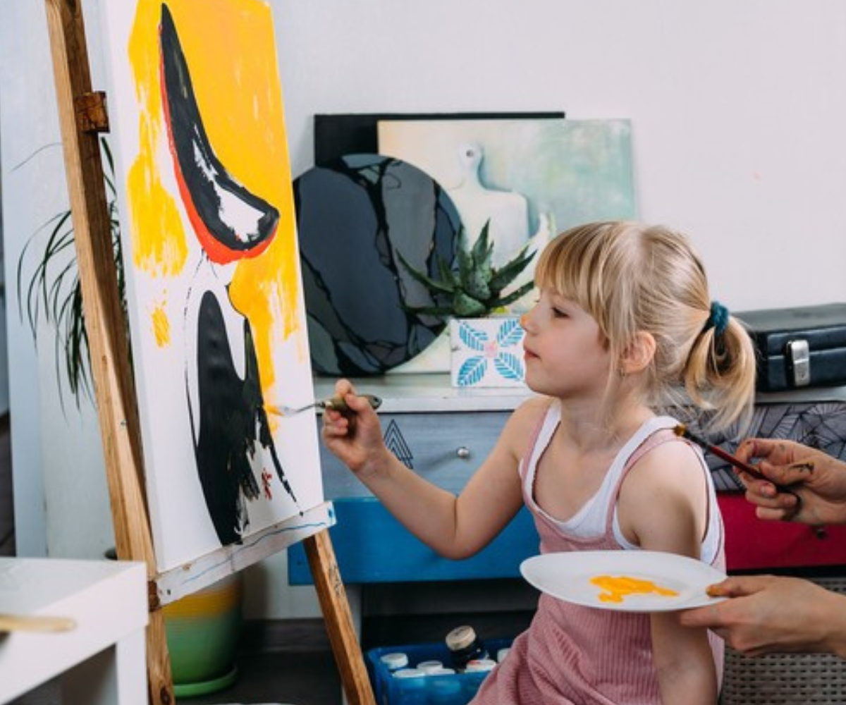 24 värvituubi avatud pakendis, kõik erksad toonid selgelt eristatavad.