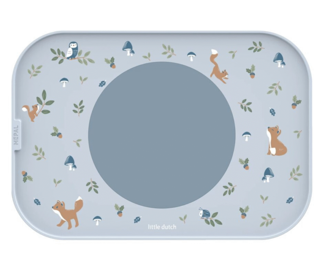 Forest Friends lauaalus koos taldriku ja kõrrega kruusiga laual.