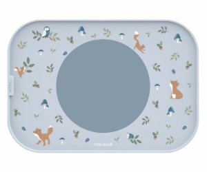 Forest Friends lauaalus koos taldriku ja kõrrega kruusiga laual.