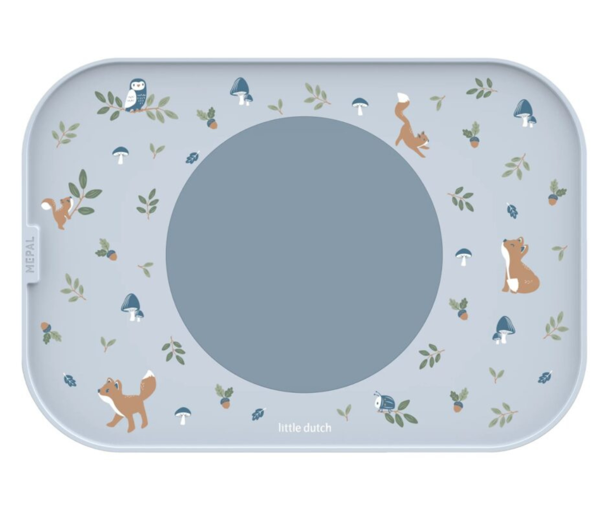 Forest Friends lauaalus koos taldriku ja kõrrega kruusiga laual.