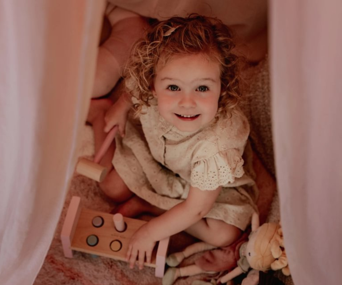 Baldahhiin Pure Blossom detailvaade, mis näitab pehmet orgaanilisest puuvillast kangast ja elegantset langevust.