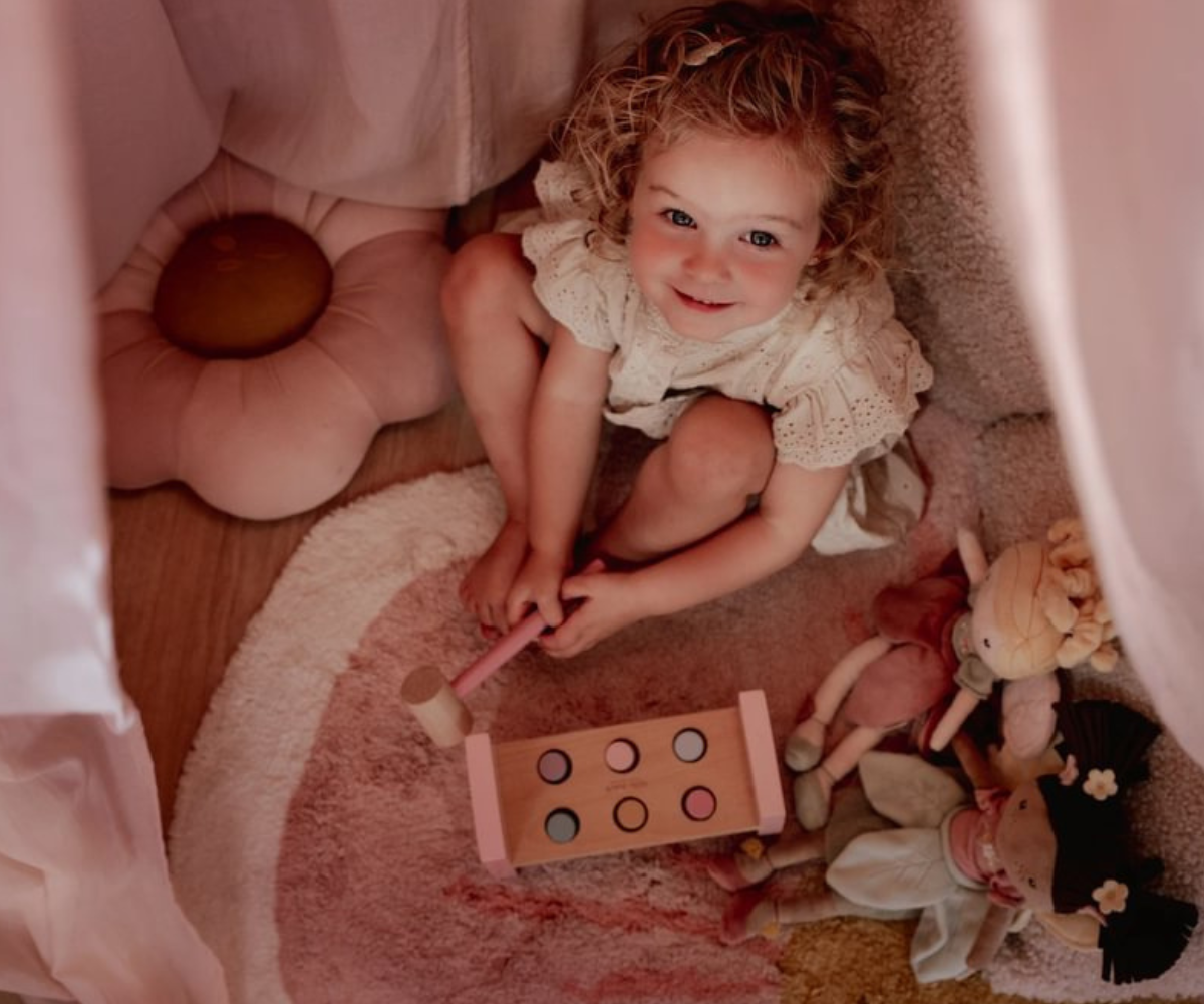 Little Dutch baldahhiin mängumati kohal, kujundades lapsele armsa ja turvalise mängutelgi.