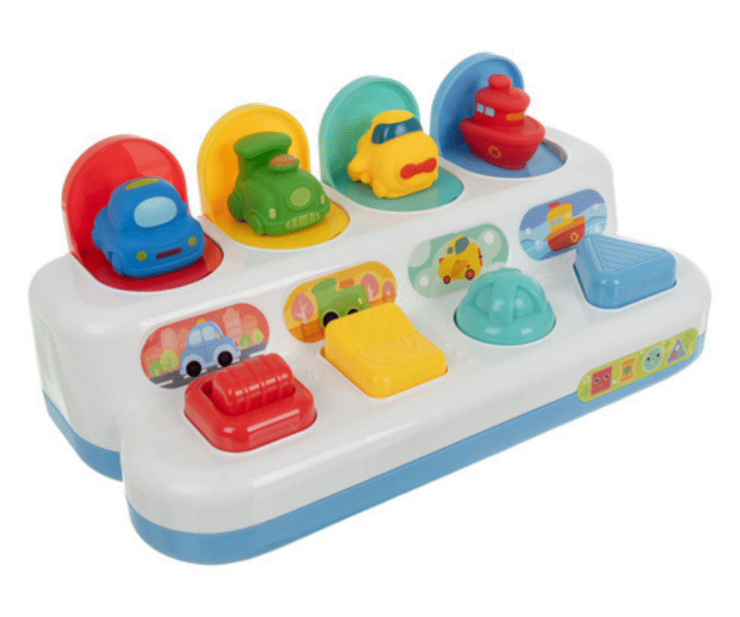 Väikelaps mängib interaktiivse hüppavate autode mänguasjaga ja vajutab nuppe.