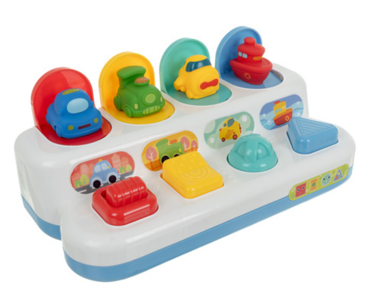 Väikelaps mängib interaktiivse hüppavate autode mänguasjaga ja vajutab nuppe.