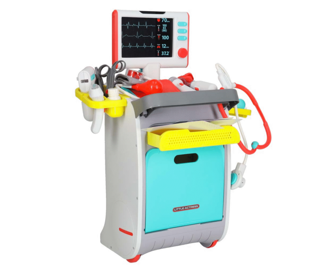 Väike arst stetoskoobiga uurimas patsienti mängulisel arstijaamal.