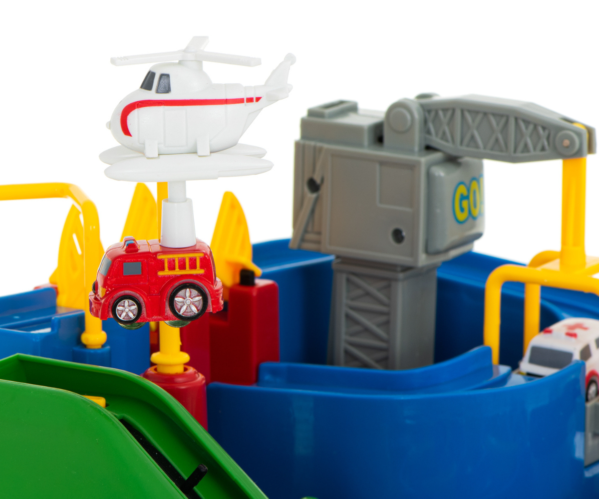 Takistusrada lapse mängus, auto ületamas silda ja liikumas raja mööda.