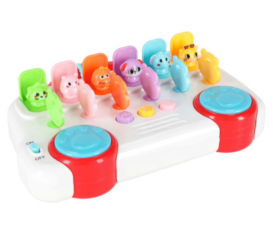 Laps mängib hariva muusikalise bussiga, loomad hüppavad klahvide alt välja.