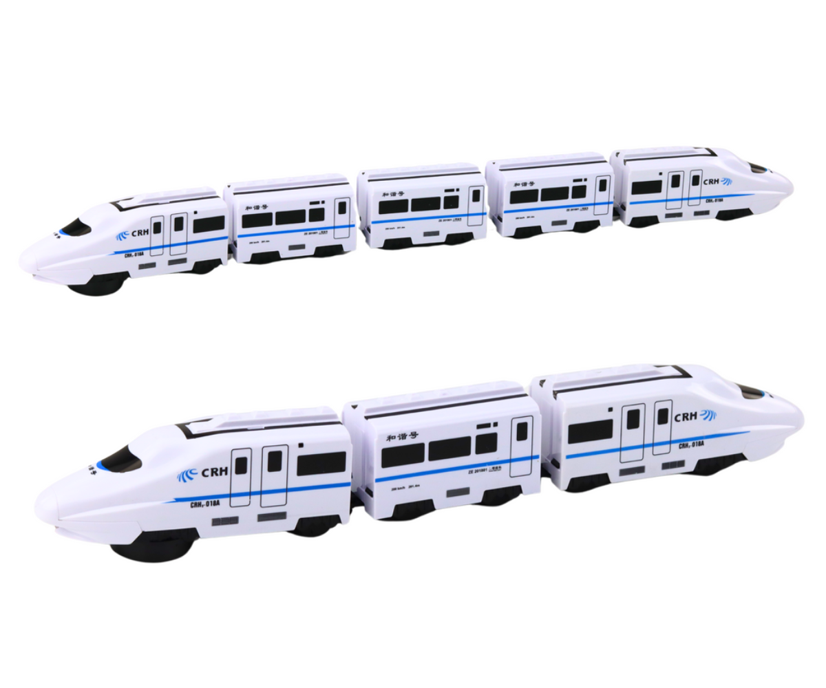 Laps mängib valguse ja heliefektidega interaktiivse rongiga.