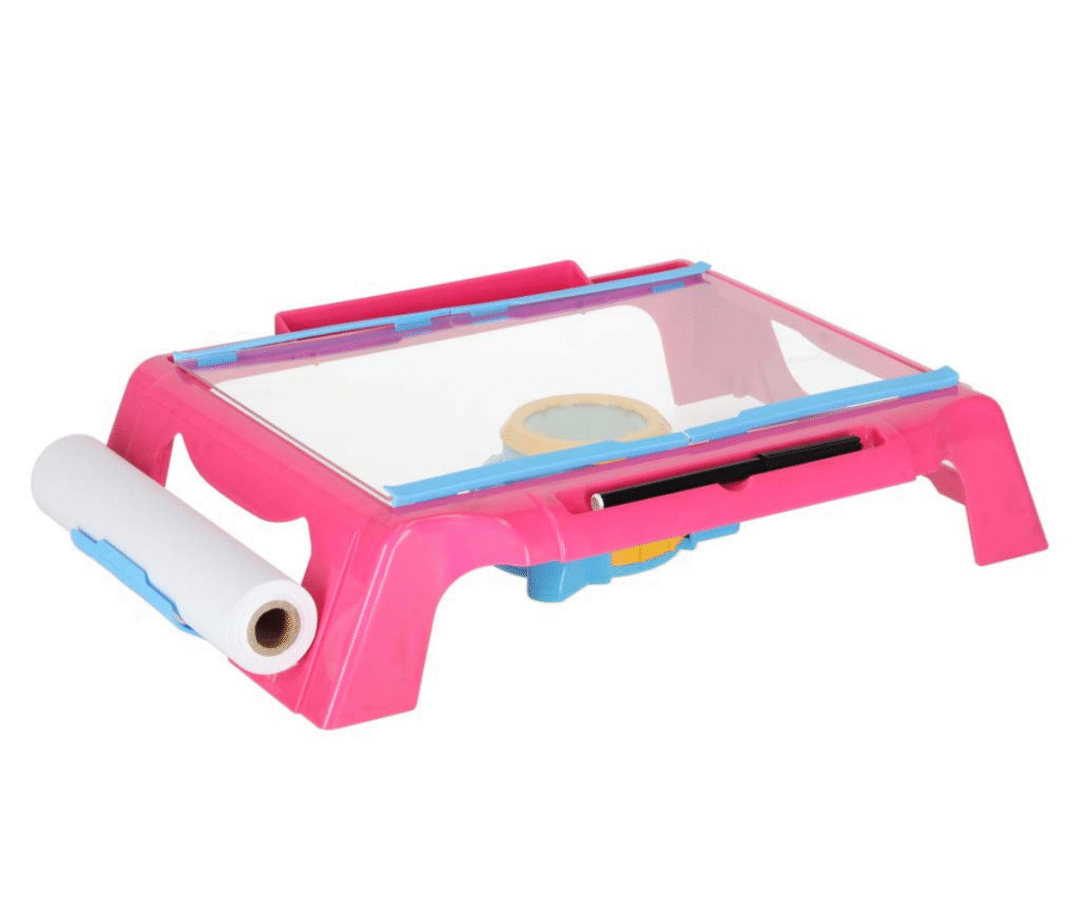 Laps joonistab projektori abil pildile kujundeid ja loomi.