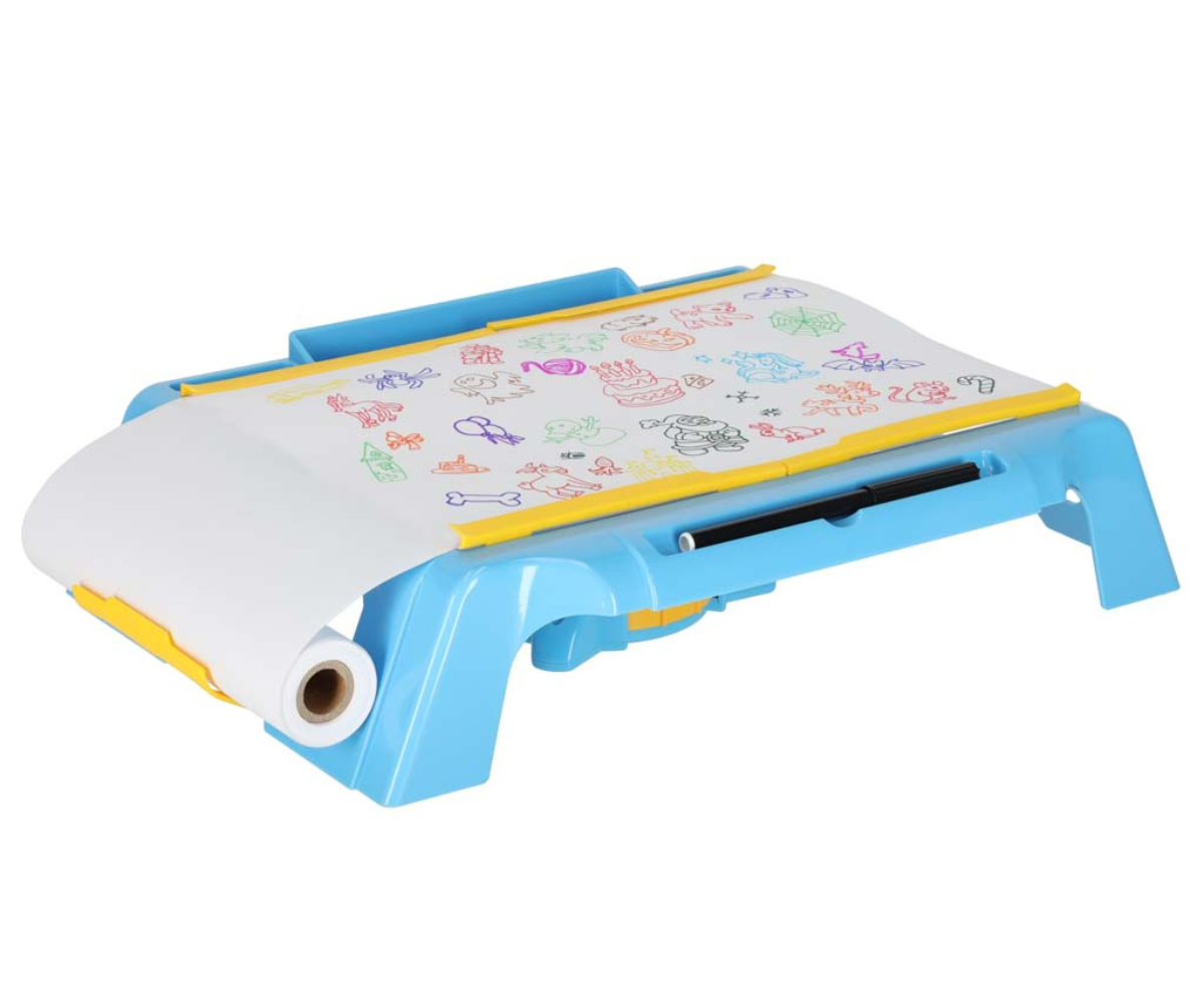 Laps joonistab projektoriga laual pildi järgi.