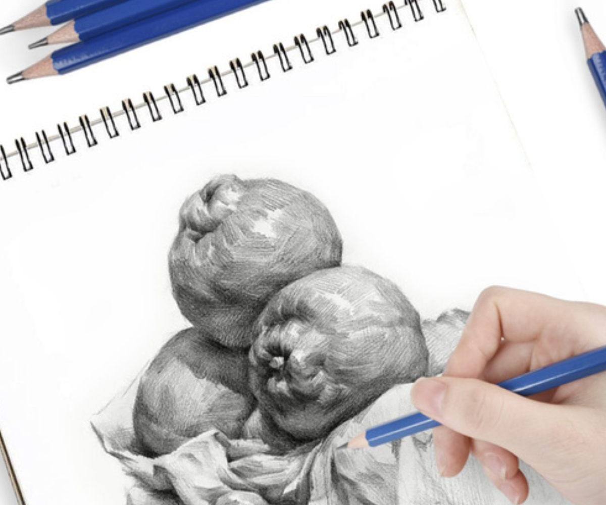 12 värvipliiatsit, 12 metallikvärvi pliiatsit ja 12 akvarellpliiatsit lähivaates.