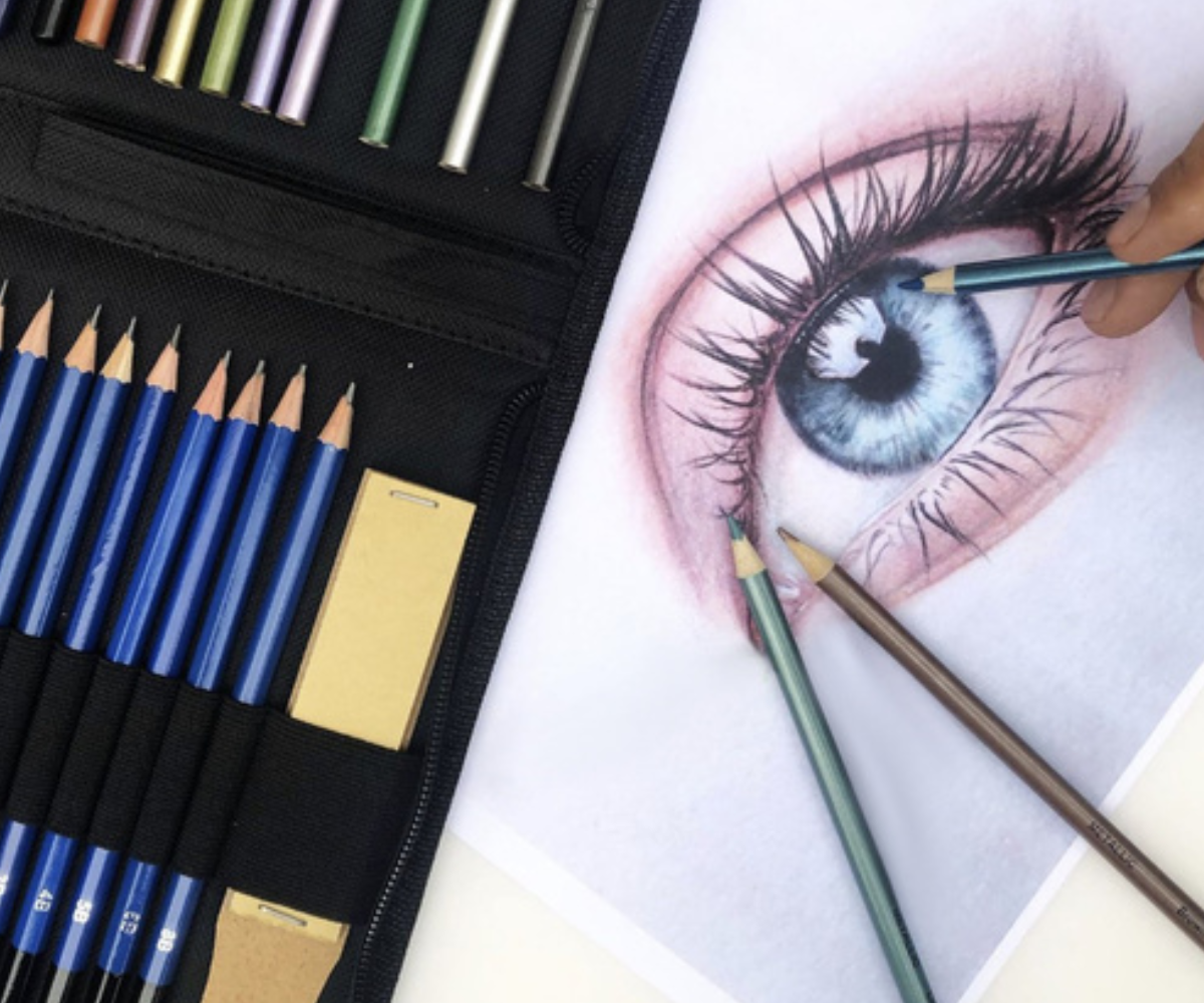 Söepliiatsid ja skitseerimispliiatsid koos pastellkriitidega karbis.