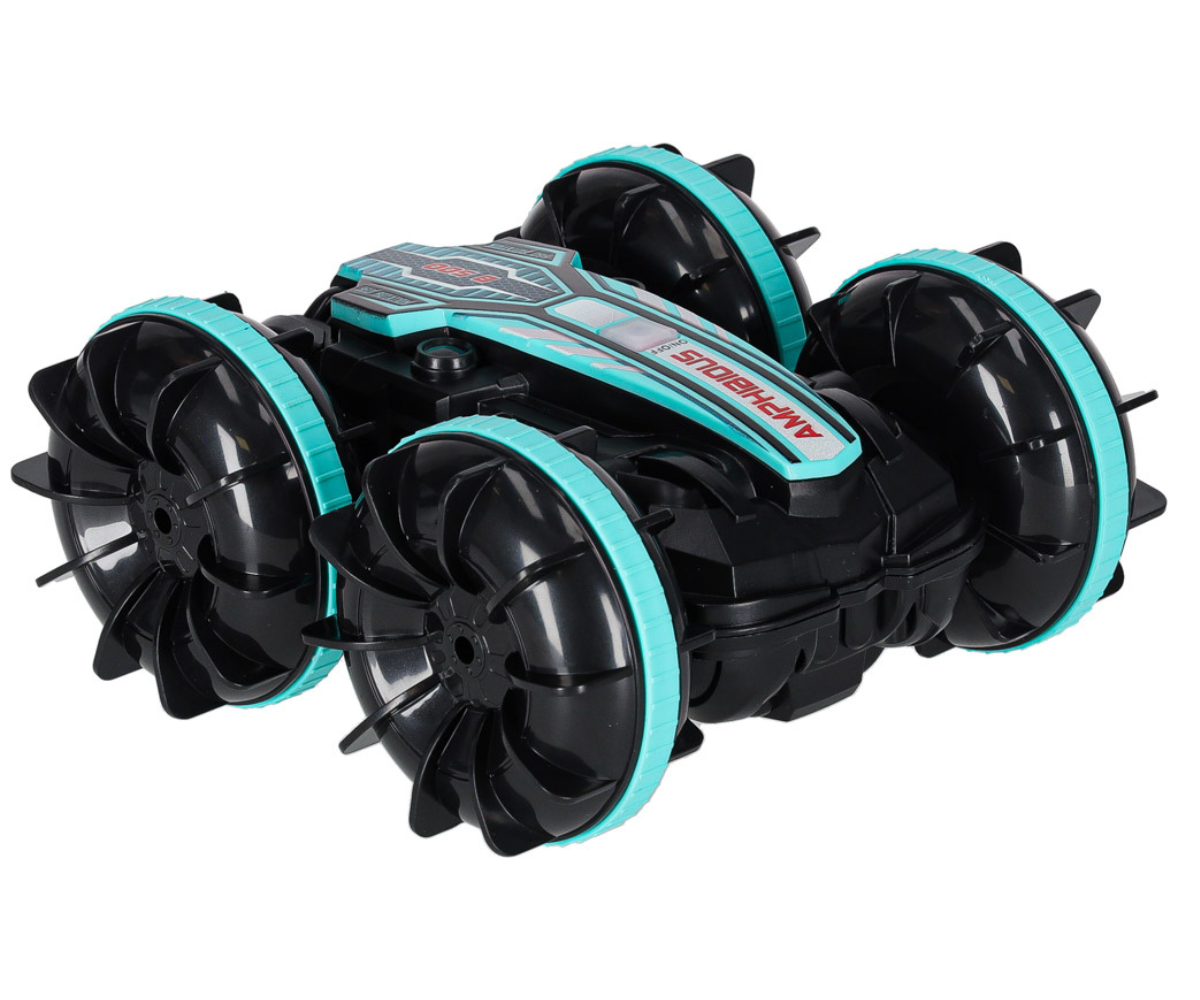 Niiskuskindel 4x4 auto liikumas läbi vee ja mudase ala.