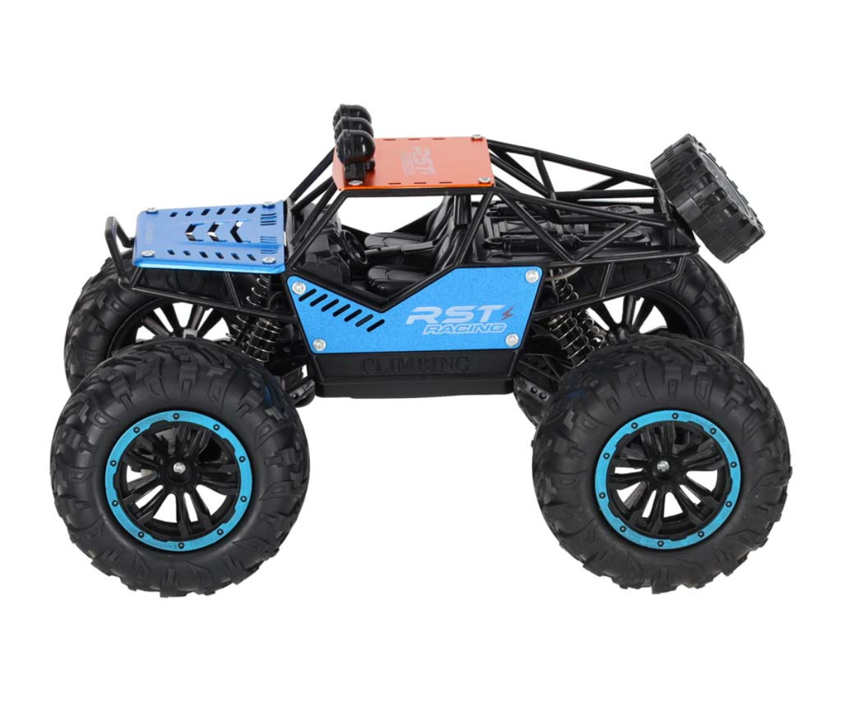 Laps juhib kaugjuhtimispuldiga maastikuautot õues.