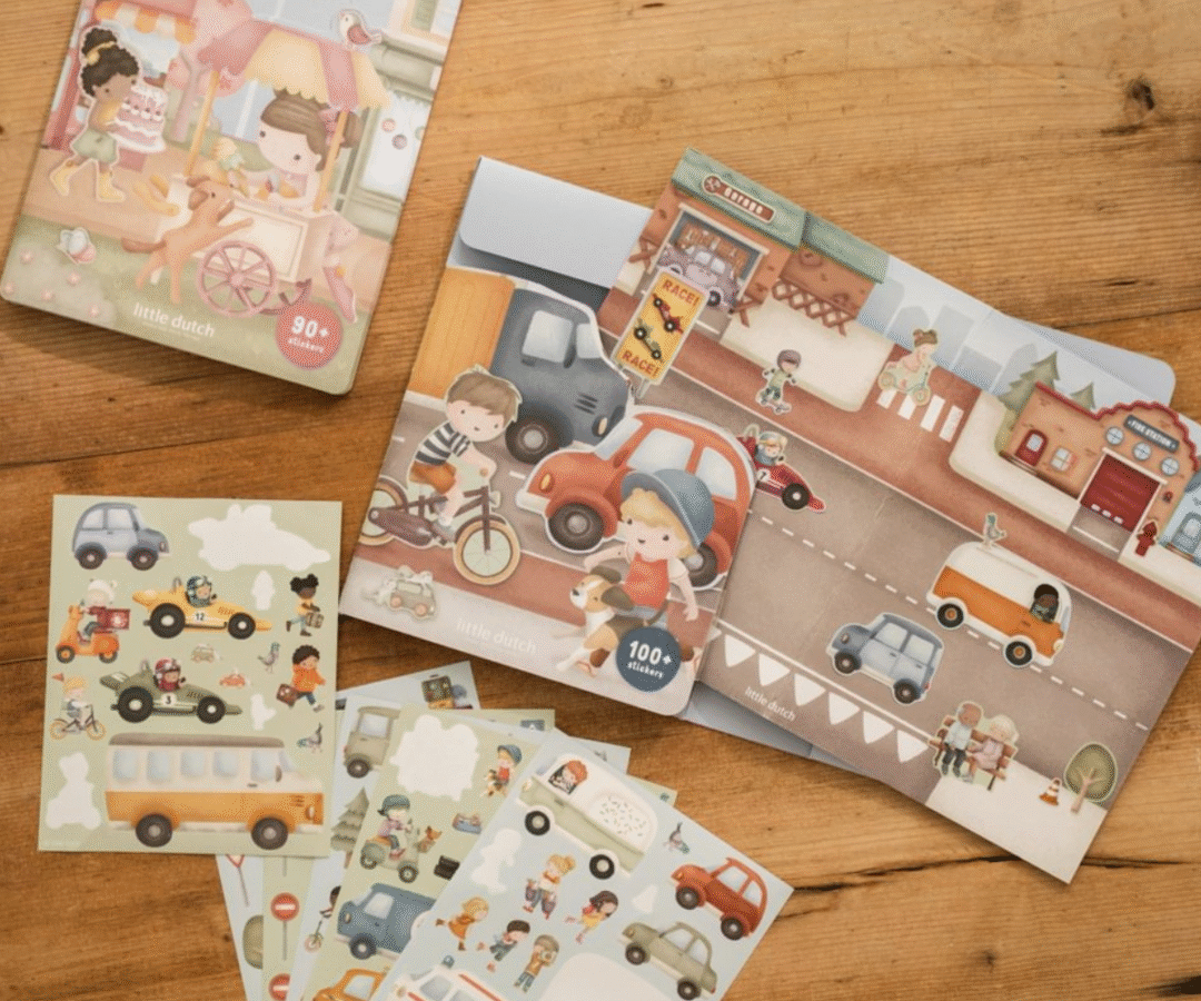 Kleebiste vihik koos kahe taustapildi ja armsate tegelaskujude kleepsudega