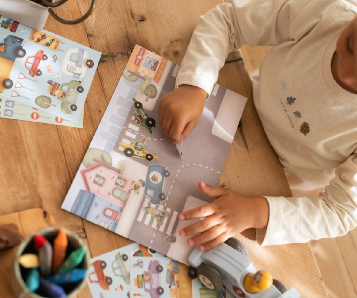 Little Dutch Jim & Friends kleepsuvihik avatud lehekülgedega