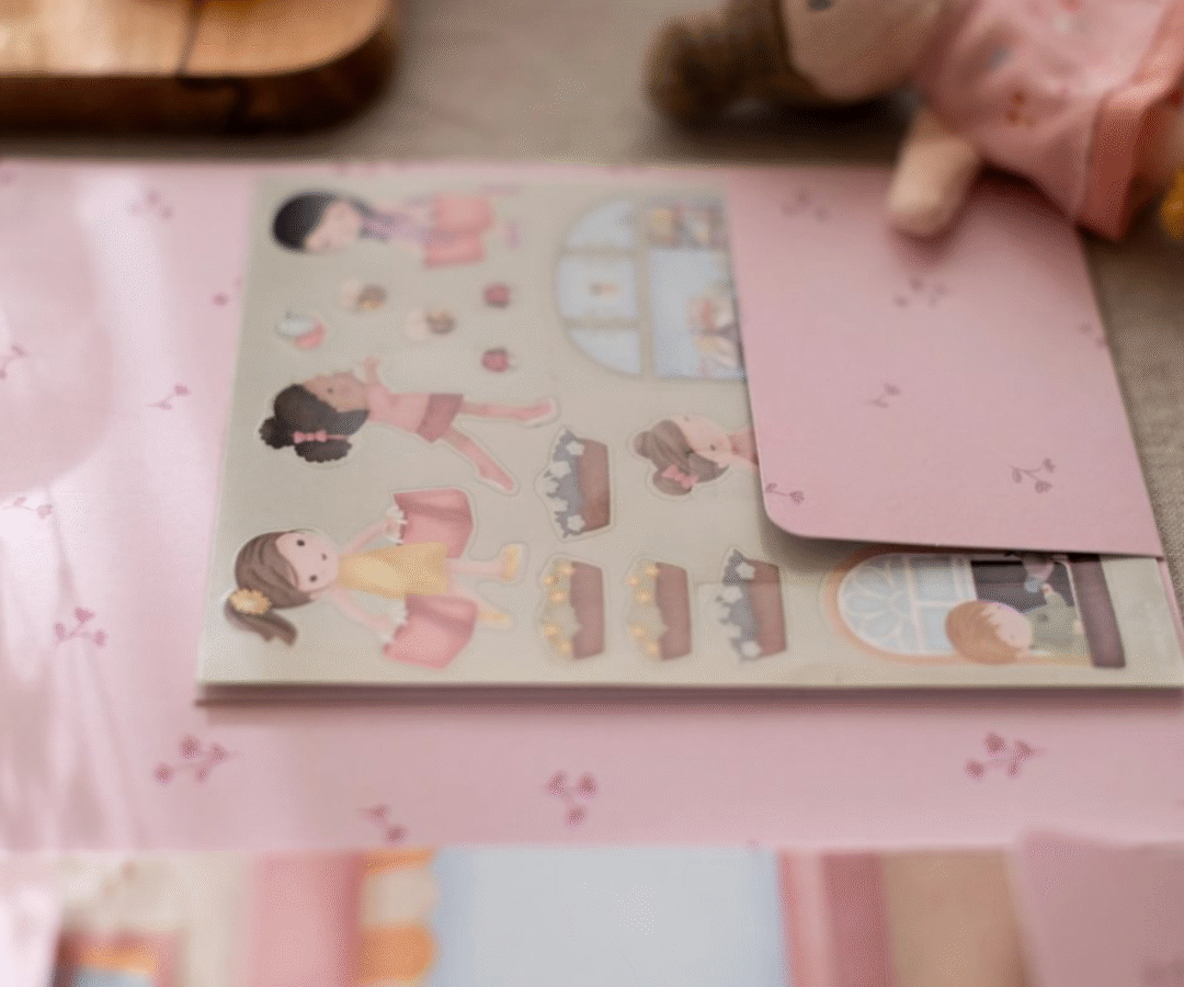 Üle 90 värvilise kleebise ja kahe taustapildiga Rosa & Friends komplekt