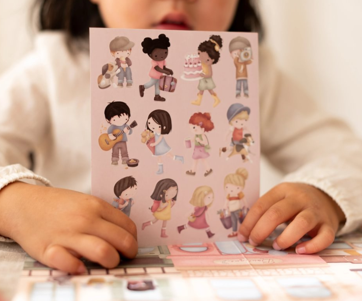 Avatud Little Dutch Rosa & Friends kleepsuvihik koos taustapiltidega