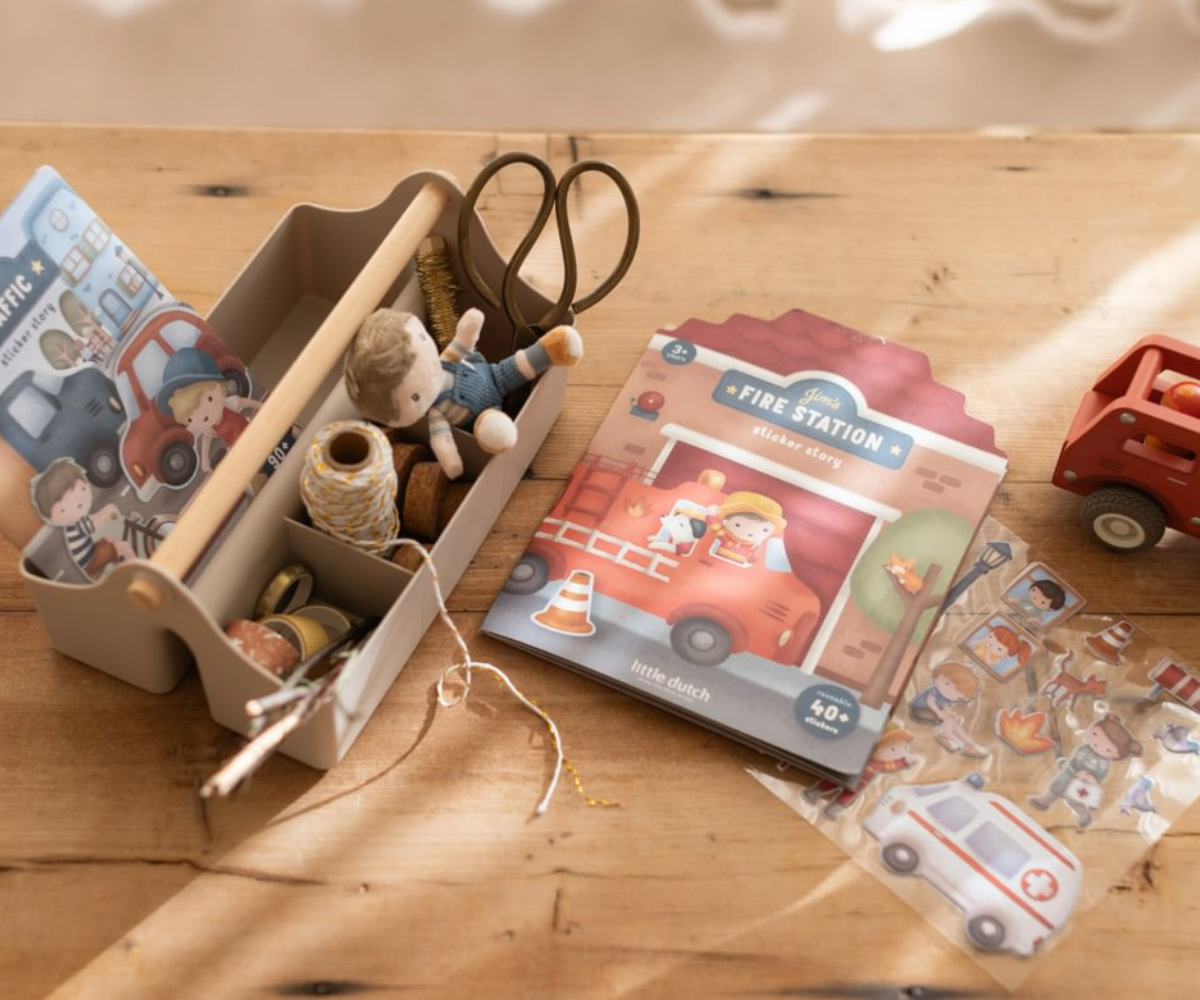 Jim & Friends kleepsuvihik avatud kahe taustapildi ja kleepsudega