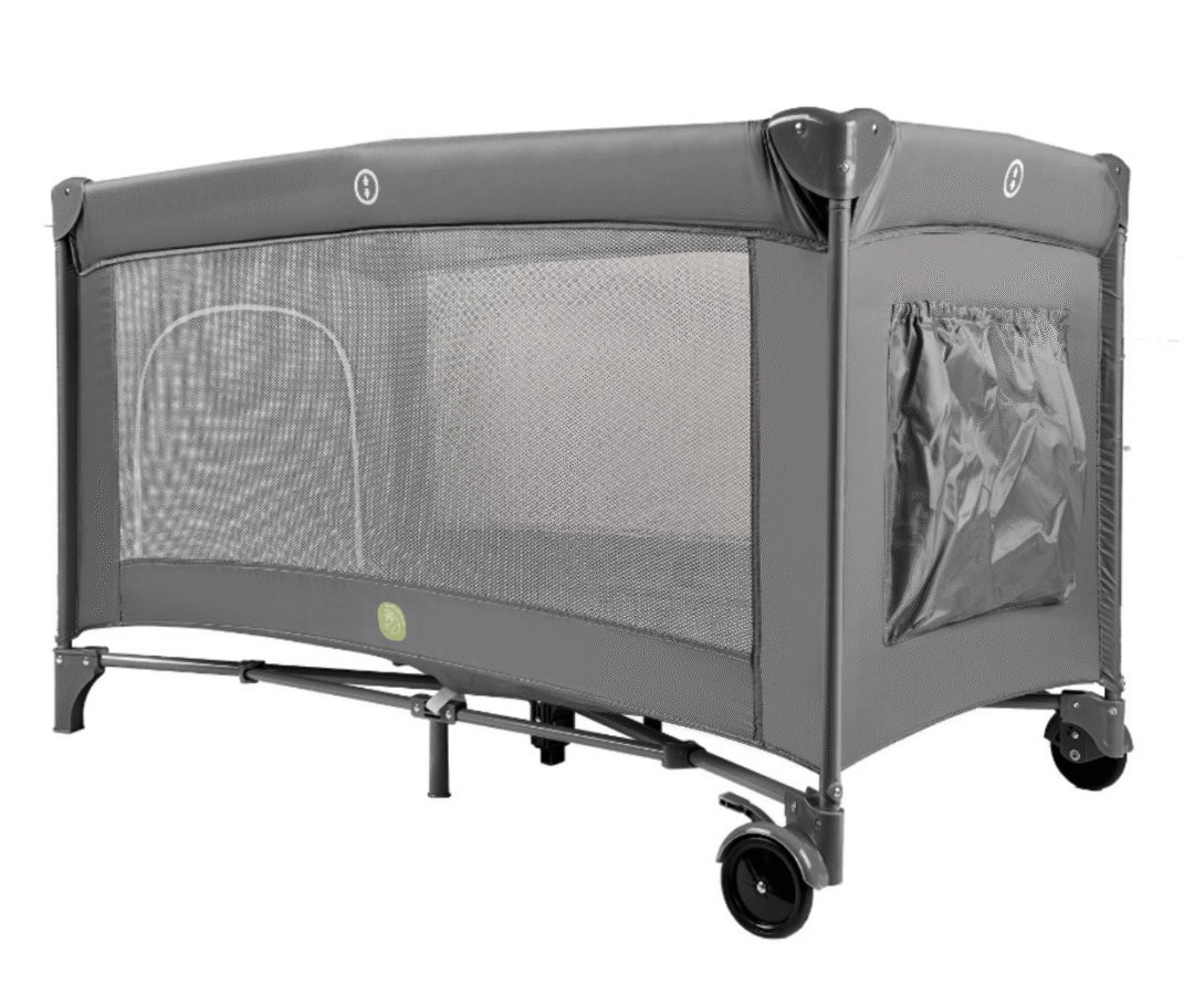 Reisivoodi madratsiga ja lukuga küljeaknaga, mille kaudu laps saab välja ronida.