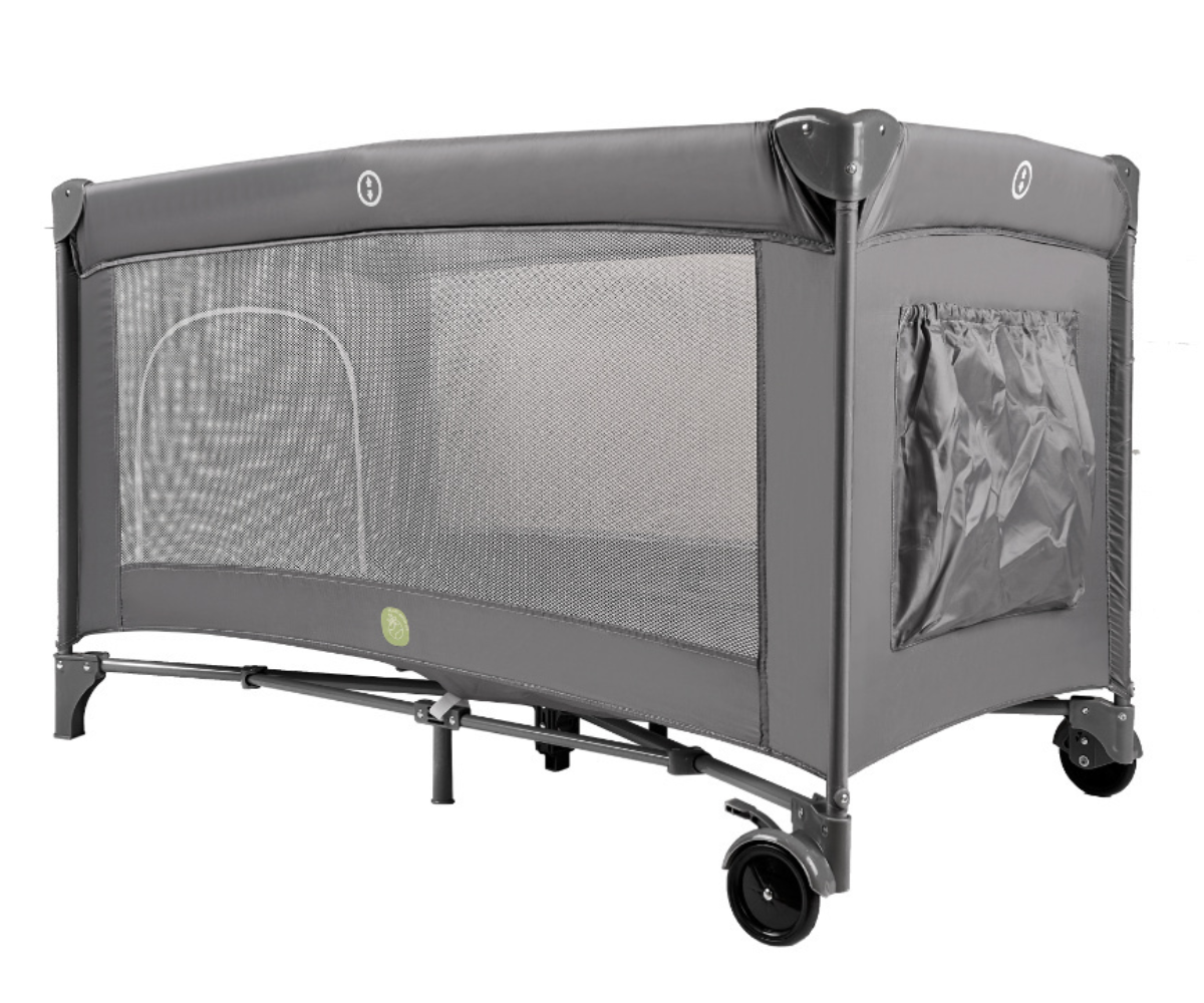 Reisivoodi madratsiga ja lukuga küljeaknaga, mille kaudu laps saab välja ronida.