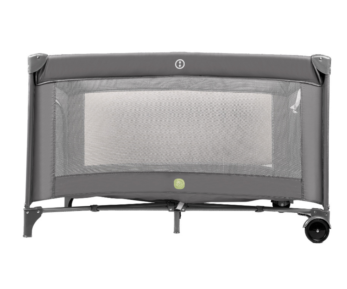 Kokkupandud reisivoodi kandekotis koos sangadega.