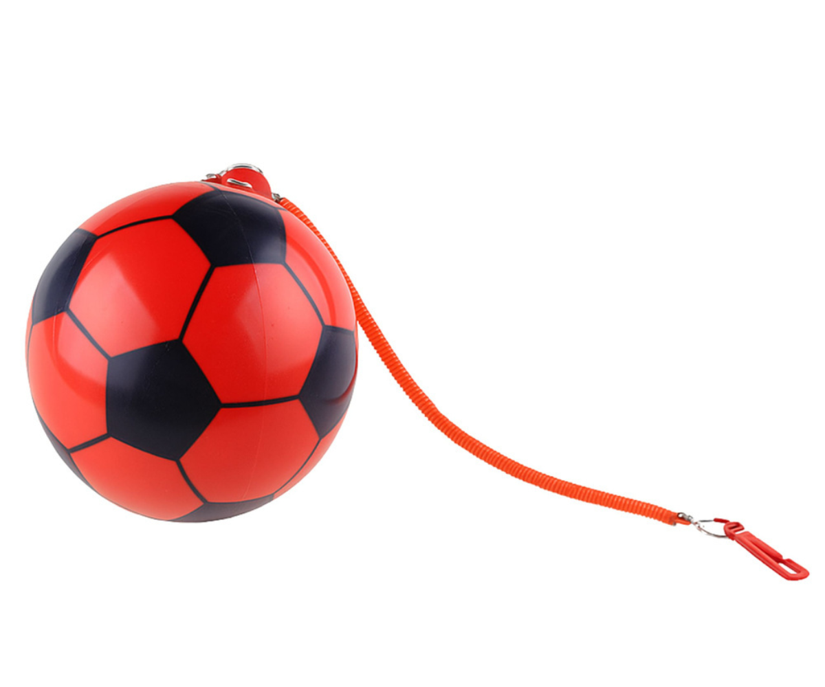 Kummipalli detailne lähivaade, rõhutades jalgpallimustrit ja käepidet.