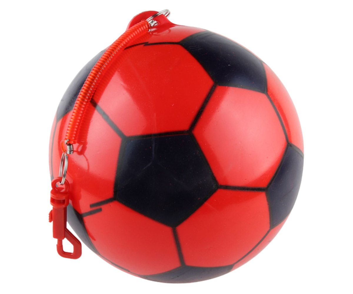 Punane kummipall 22 cm läbimõõduga neutraalsel taustal.