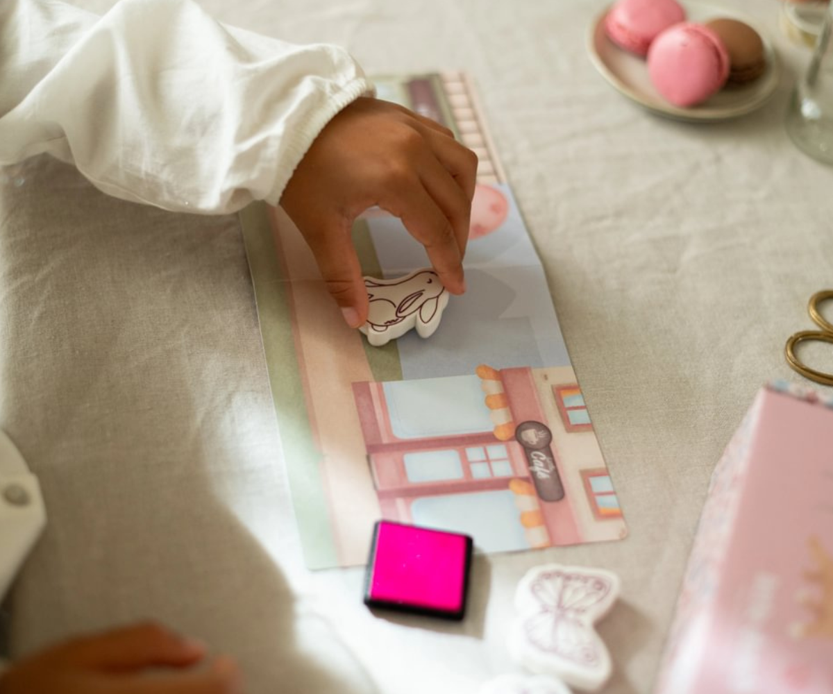 Väikelaps voolib vahusaviga Little Dutch kunstikomplekti kasutades