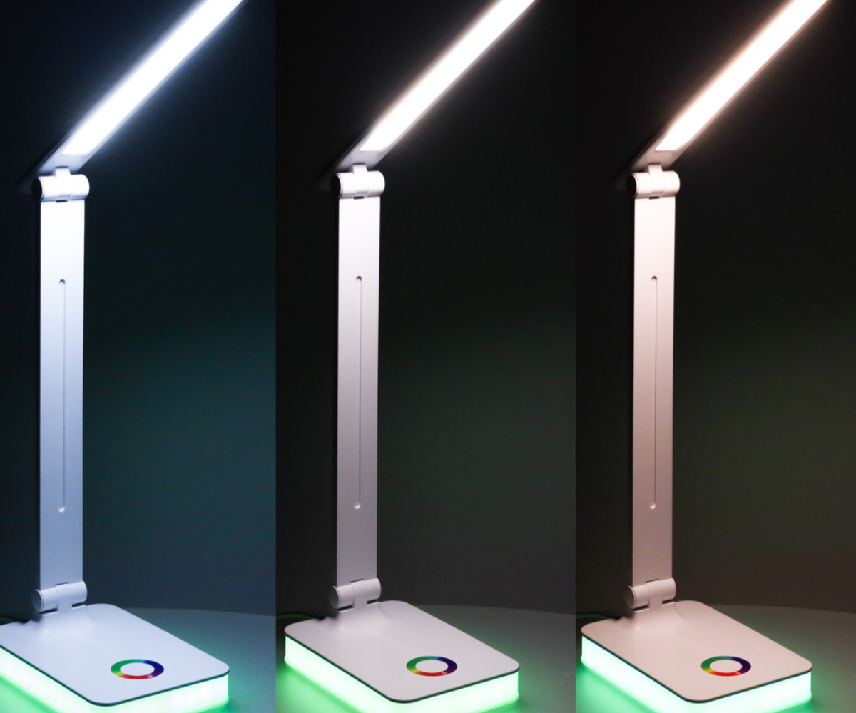 Minimalistliku disainiga valge töölaulamp modernses interjööris.