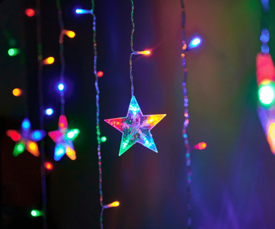 138 LED-pirniga jõulukardin põhjapõtrade kujunditega seinal rippumas.