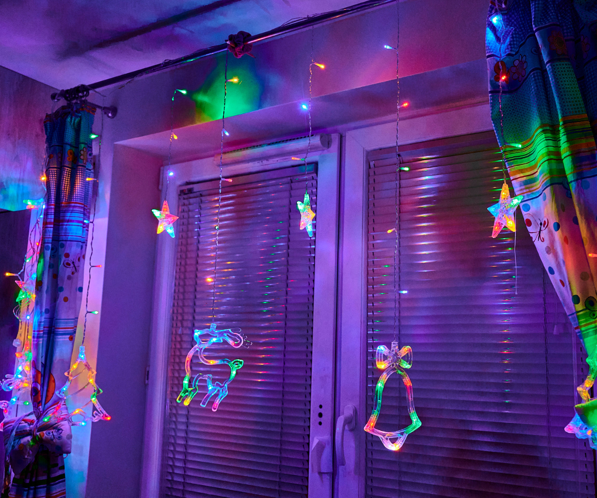 IP44 veekindlad põhjapõdratuled aknal, rõõmus ja värviline jõuludekoratsioon.