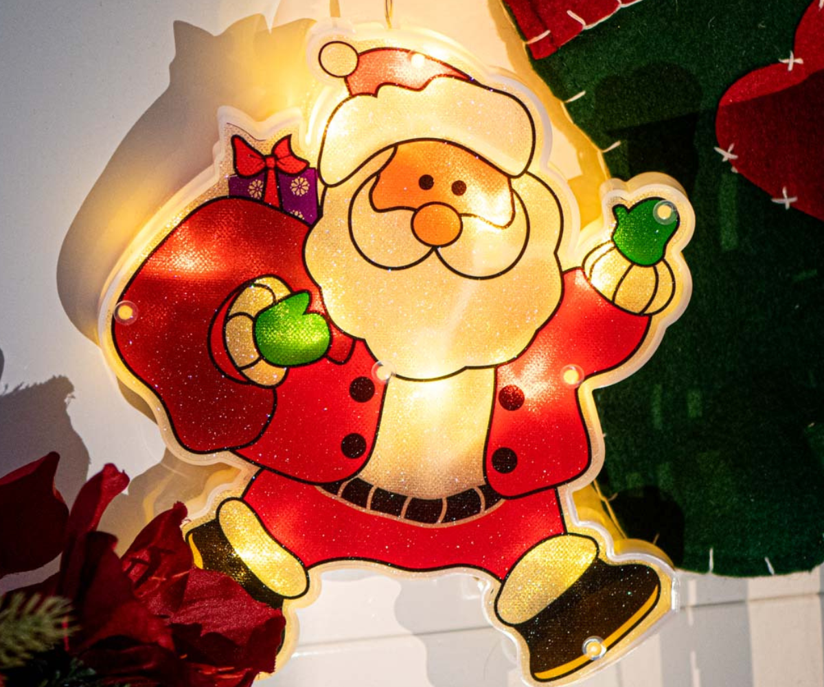 Jõuluvana kingikotiga LED-ornament aknal, kinnitatud iminapaga.