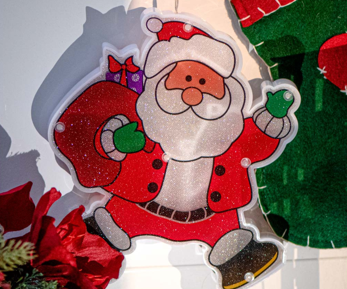 Valgustatud Santa LED-kaunistus lähedalt, nähtav soe valgus ja detailid.