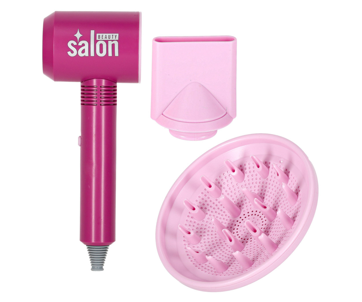 Väike tüdruk mängib juuksurit fööni ja kammiga.