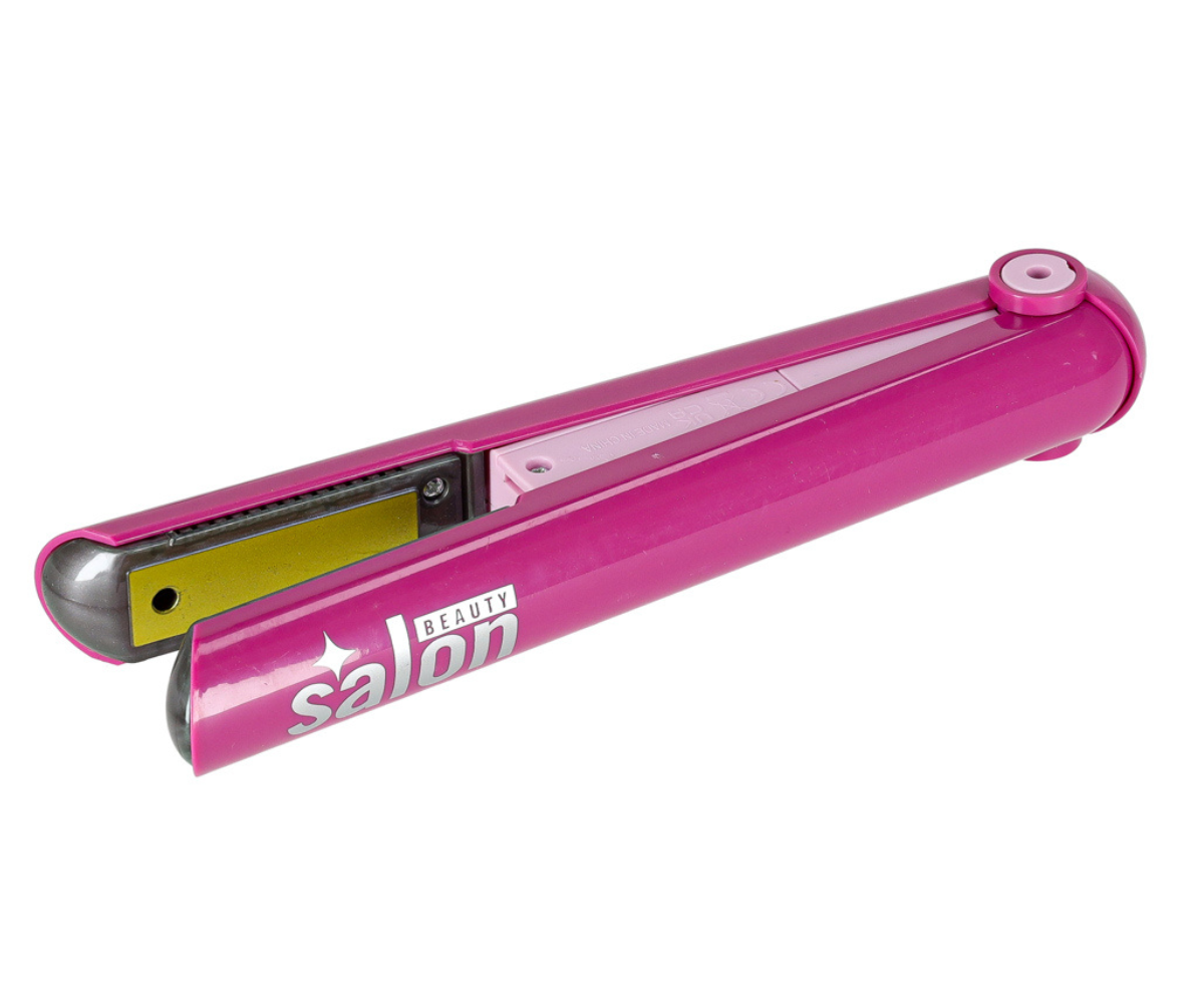 Täielik 15-osaline juuksurikomplekt koos aksessuaaridega laual.