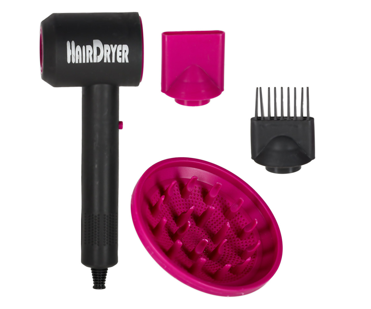 Väike tüdruk mängib juuksurit ja kasutab mängufööni.