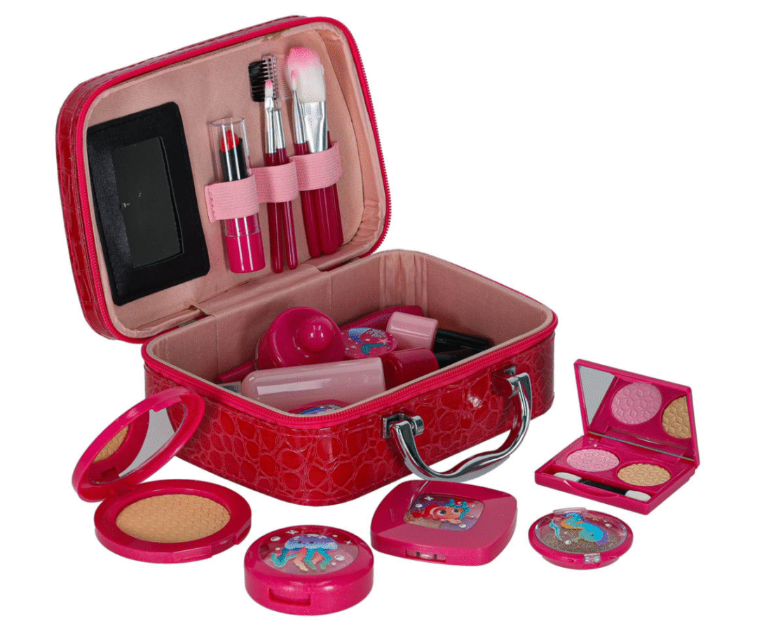 Avatud mängukohver koos värviliste mängumeigitarvetega.