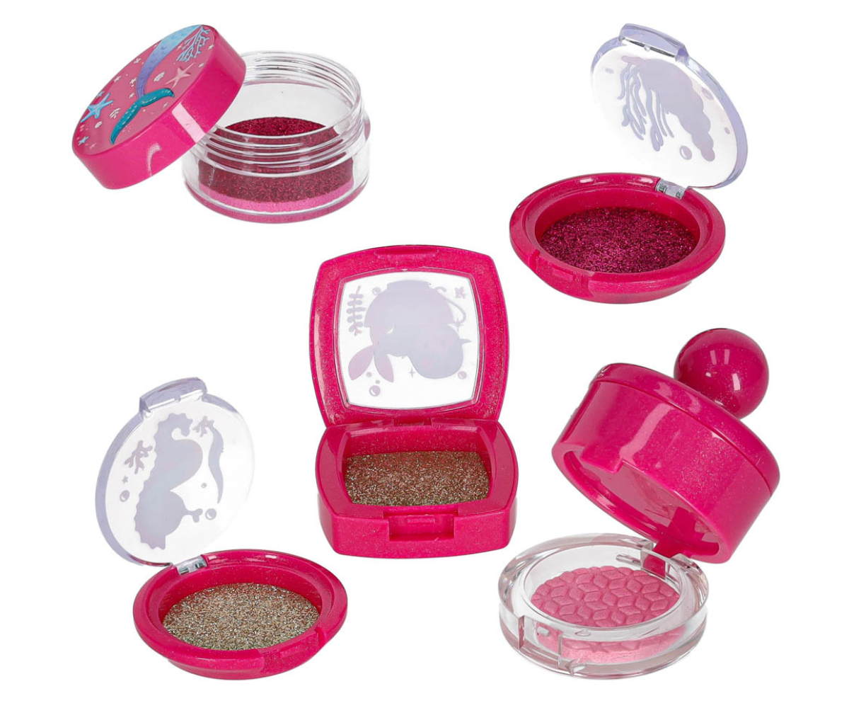 Väike tüdruk mängib roosa merineitsi meigikohvriga