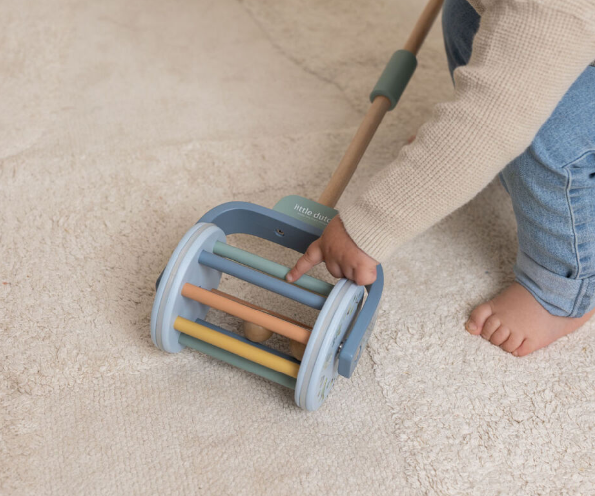 Väikelaps õpib kõndima, kasutades Little Dutch lükatavat kõristit