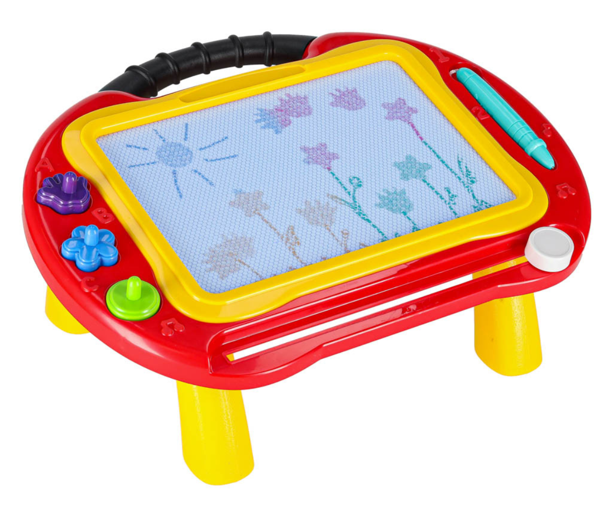 Laps joonistab türkiissinise pliiatsiga magnettahvlile värvilise pildi.