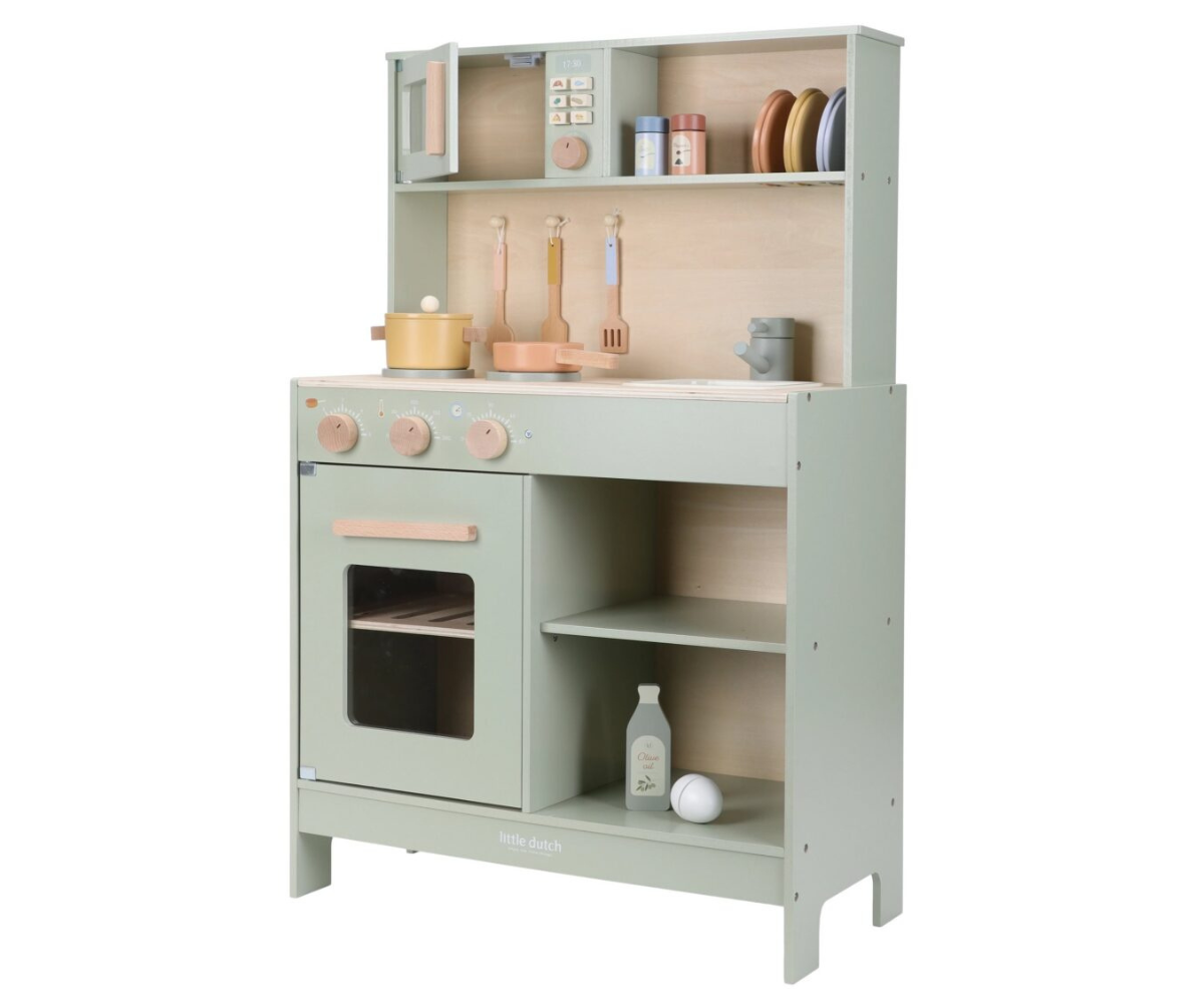 Väike laps mängib Little Dutch mündirohelises puidust mänguköögis