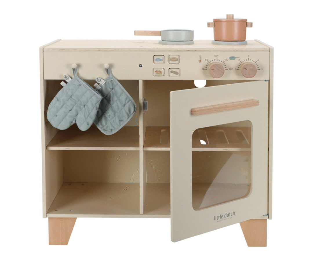 Laps mängimas Little Dutch puidust mänguköögis pannide ja pottidega