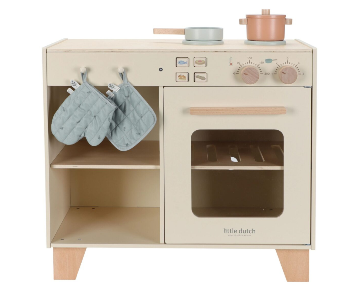 Detailvaade Little Dutch mänguköögi kraanist ja pliidiplaatidest