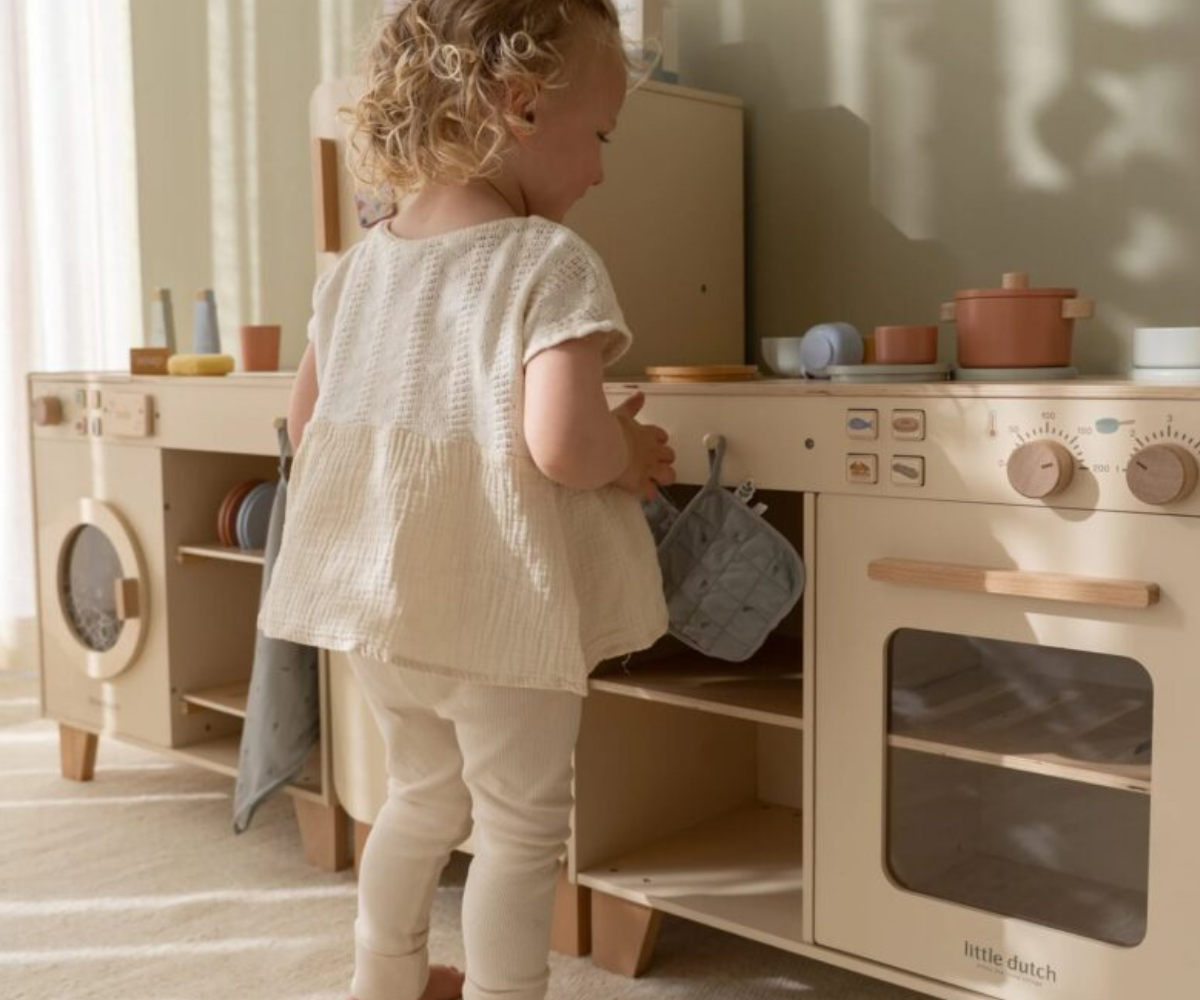 Laps valmistamas toitu Little Dutch mänguköögis