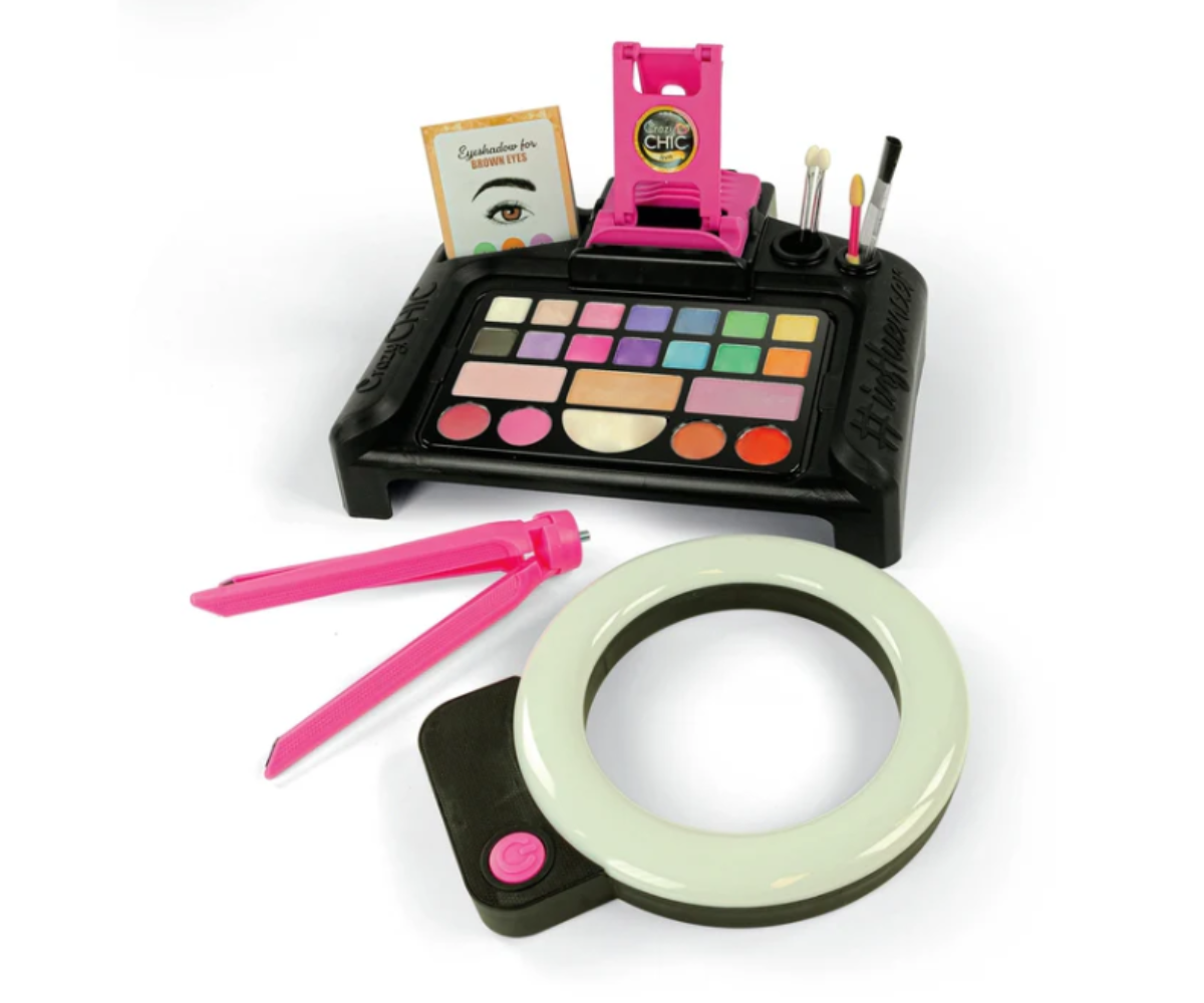 Laps kasutamas Crazy Chic meigikomplekti koos valgustuse ja telefonialusega.