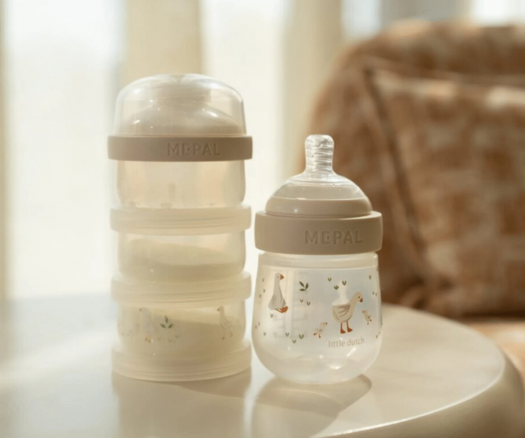 Piimapulbri doseerimiskarbid üksteise otsas koos eemaldatava valamistoruga.