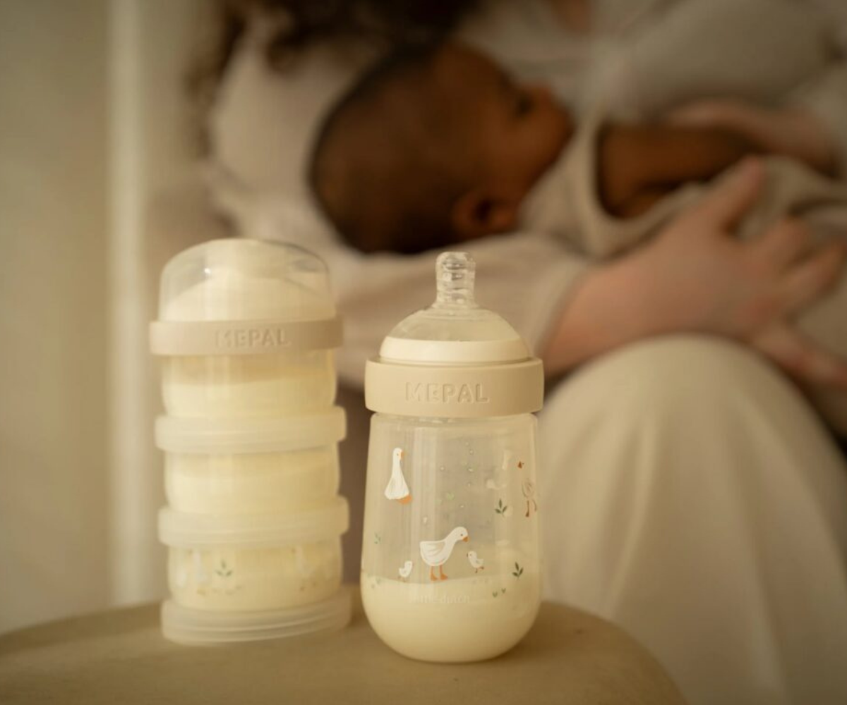 Little Goose piimapulbritorni avatud kaaned ja näha olevad kolm eraldi anumat.