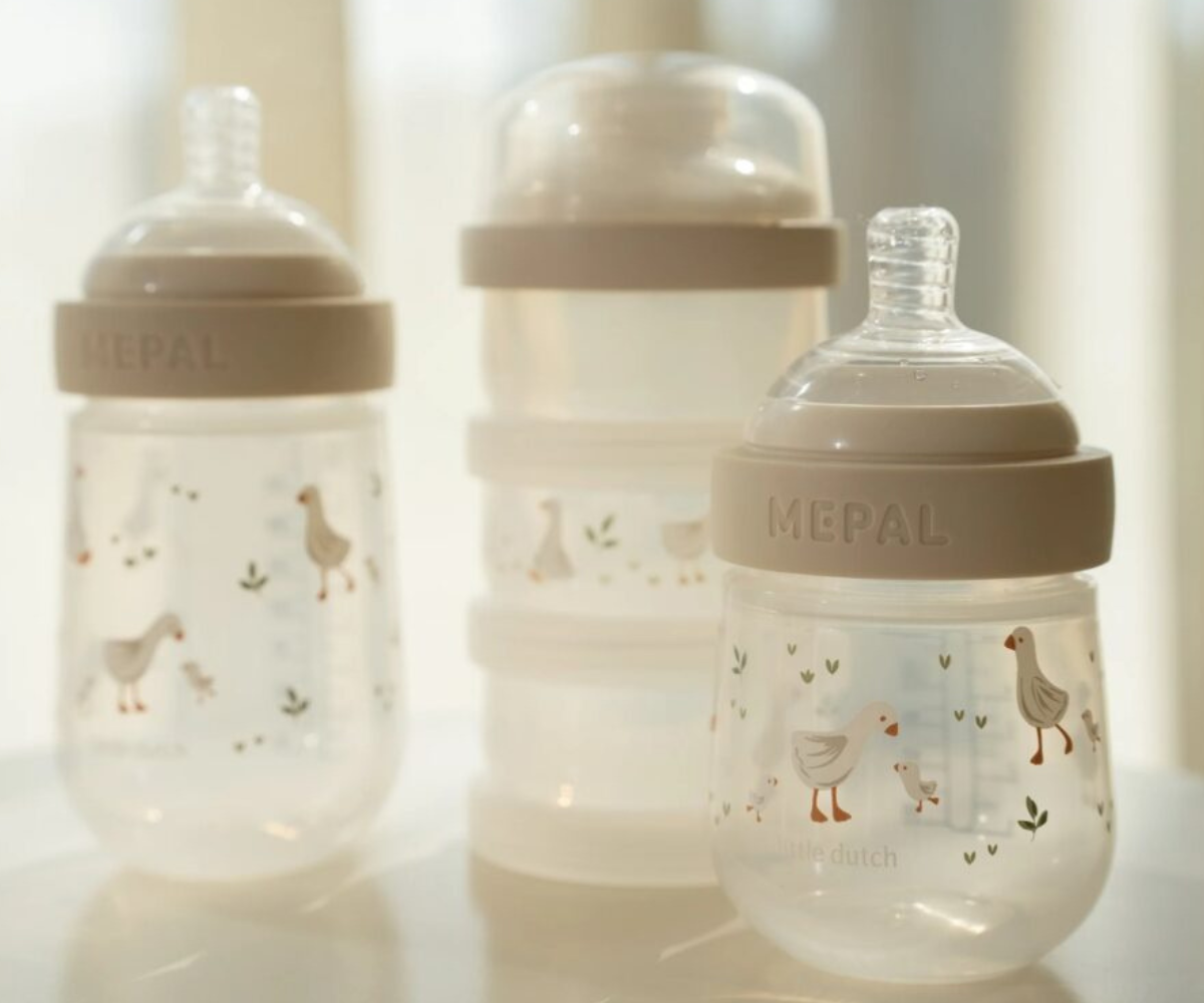 Piimapulbritorn käes hoituna, rõhutades kompaktset suurust ja mugavat kasutust.